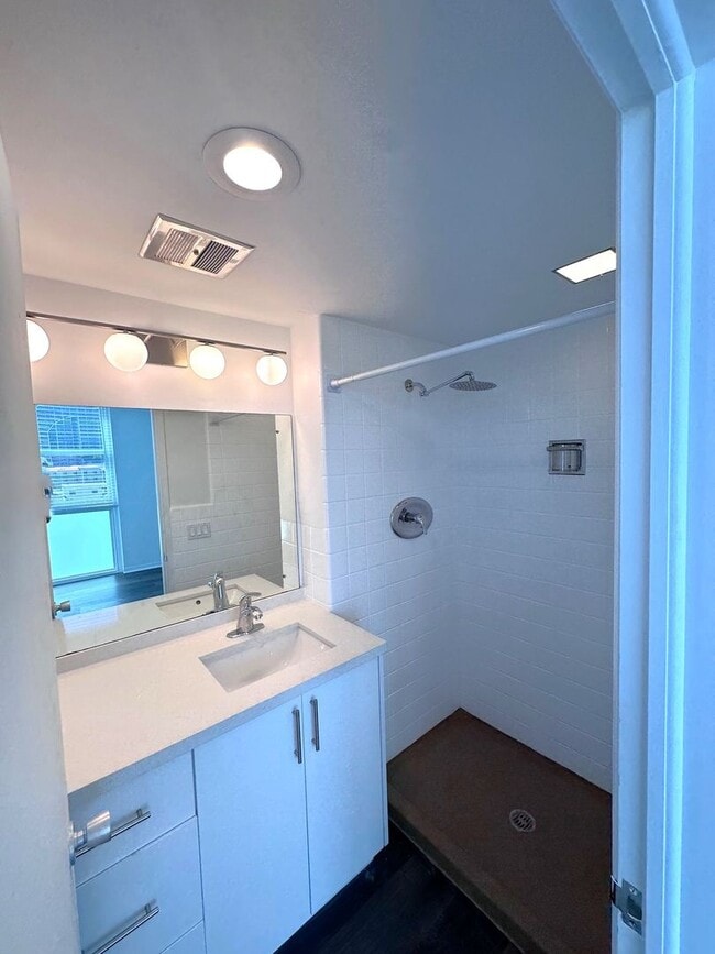 Building Photo - Large Updated 2BR/2BA Bath Condo - Steps from Fort Lauderdale Beach!