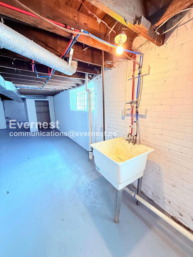 Building Photo - 2302 Hazelwood St