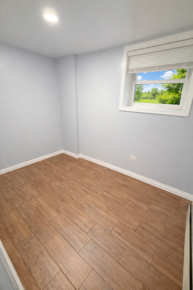 Building Photo - 5518 W Melrose St