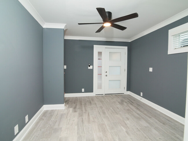 Building Photo - Look & Lease Brand New Lux Home