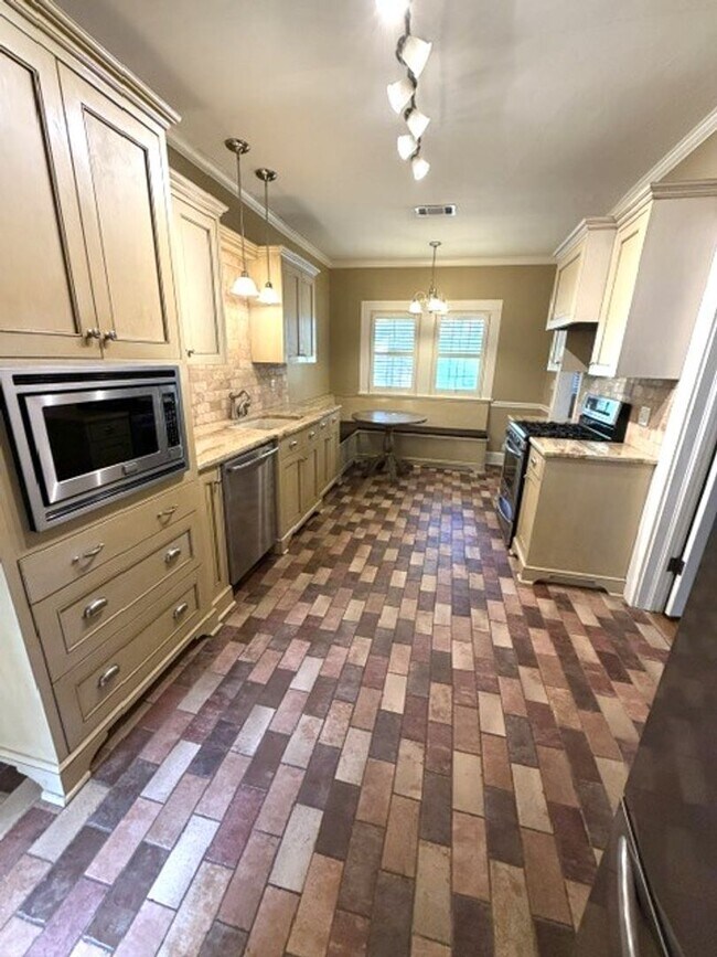 Building Photo - Beautiful and Spacious Home in Historic Bellwood in Downtown Northport