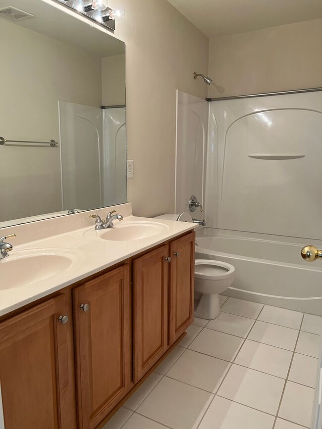 Building Photo - 4 bed, 2.5 bath w/ 2 car garage close to p...