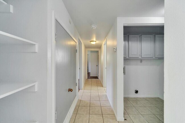 Building Photo - 1129 W San Antonio St