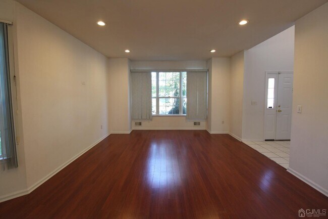 Building Photo - 27 Pin Oak Dr