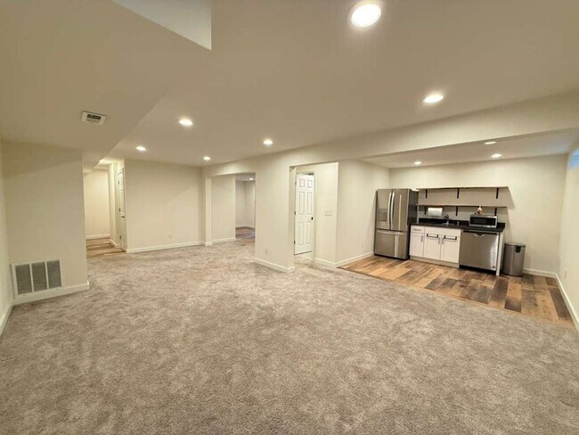 Building Photo - Stunning 4 Bed 3 Bathroom Home!