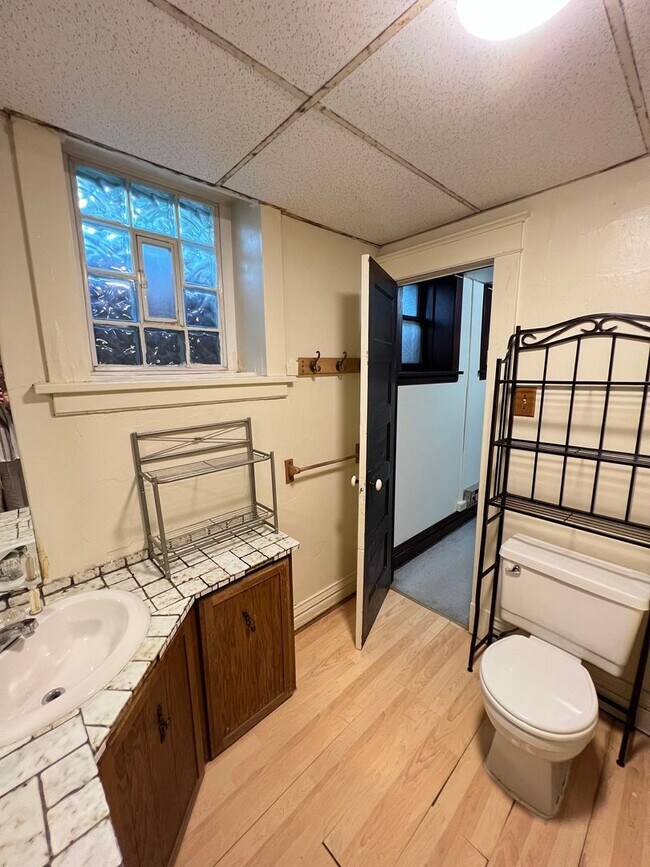 Building Photo - 1st Floor 1+ Bedroom Apartment! AVAILABLE MAY!