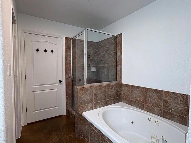 Building Photo - 430 Summit Ridge Dr N