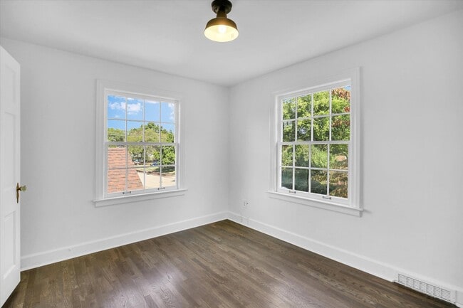 Building Photo - 1212 W Healey St