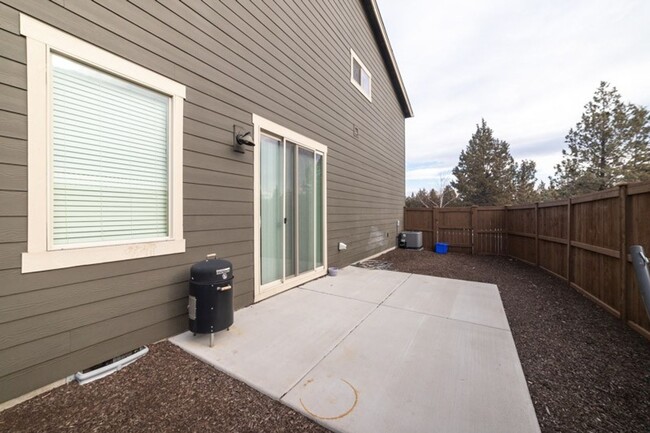Building Photo - Beautiful unit in NE Bend!  Great location!