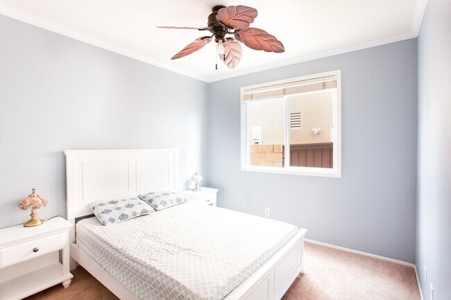 Building Photo - Spacious 4 Bedroom, 2 Bath Furnished Famil...