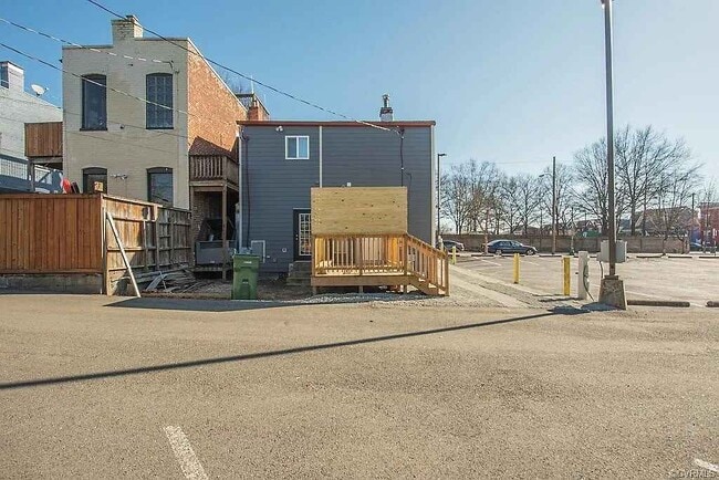 Building Photo - 2 N Plum St