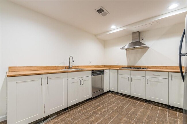 Building Photo - 4523 Runnemede Rd NW