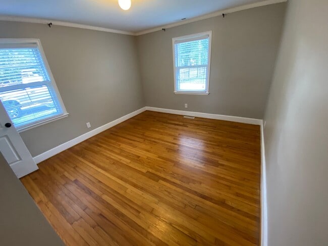 Building Photo - Amazing Brick 3 bedroom 2 bathroom rental ...