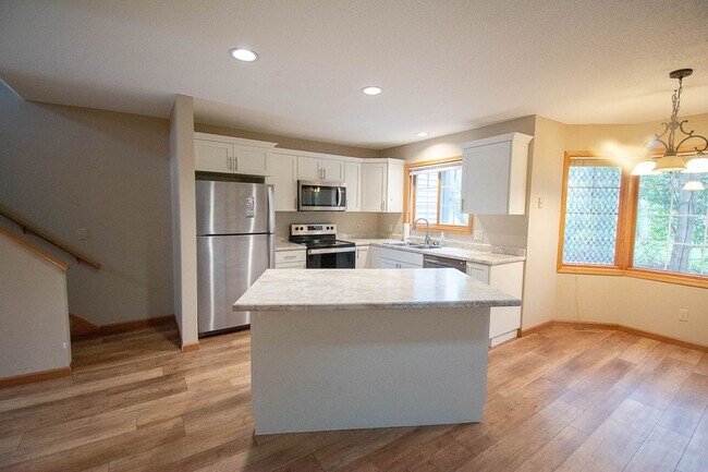 Building Photo - Bright Townhome with Fireplace & Nature Views