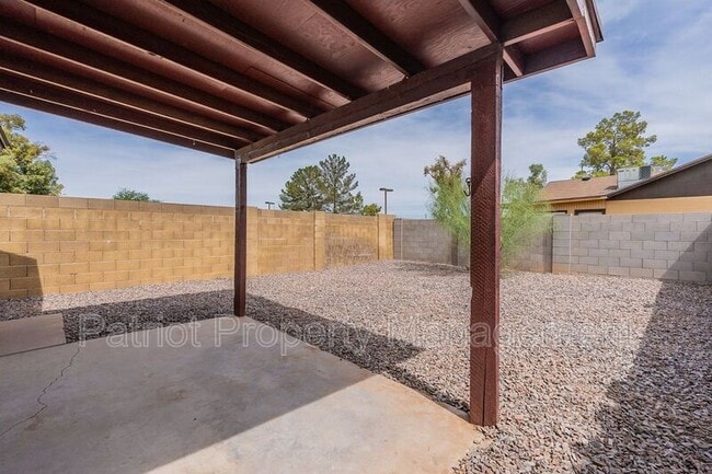 Building Photo - 3316 E Crescent Ave