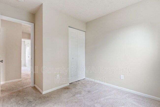 Building Photo - 17 Heather Ln