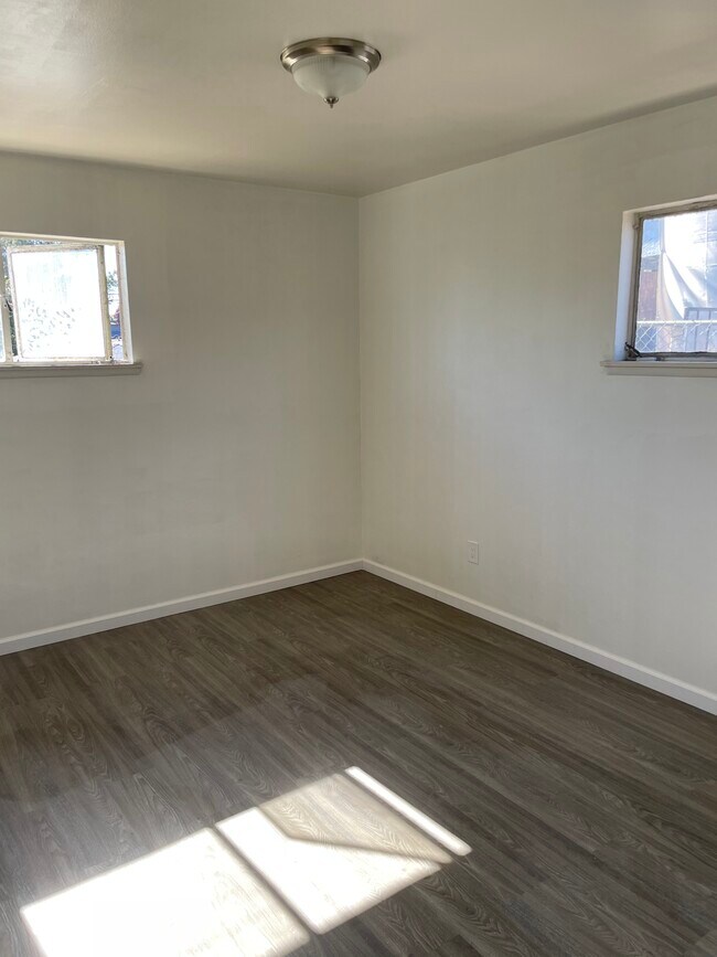 Building Photo - 724 48th St