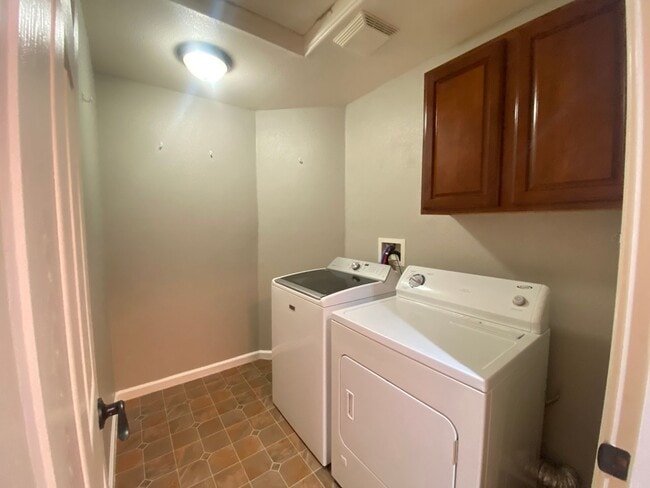 Building Photo - In Hanford-4 Br 2.5 Ba Available Now