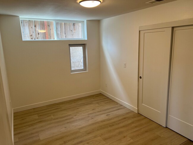 Building Photo - Three Bedroom One Bathroom