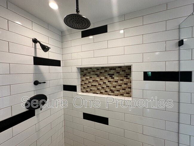 Building Photo - 4671 Club View Dr