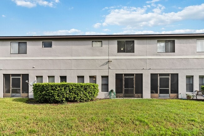 Building Photo - MOVE IN SPECIAL-Beautiful 2/2.5 Townhome W...