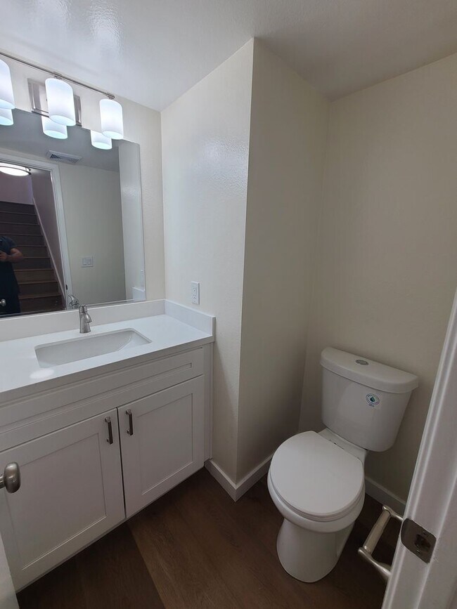 Building Photo - Spacious and remodeled 2 Bed 2.5 baths in ...