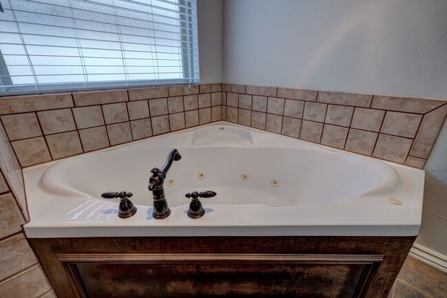 Building Photo - Stunning 3 Bedroom Home with Fireplace, Community Amenities & Open Floor Plan