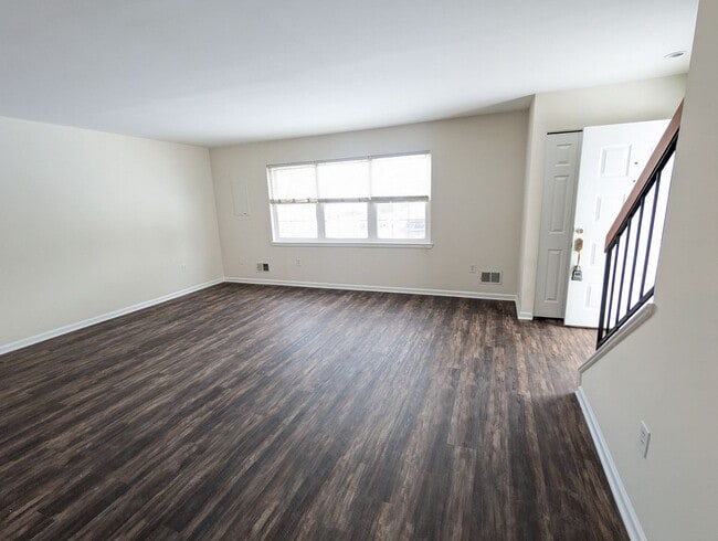 Building Photo - *END UNIT* town home in established Crestwood Neighborhood ready for you mid March!