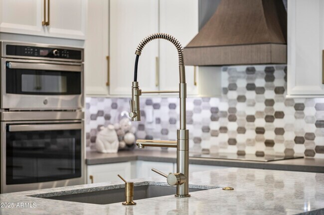 Building Photo - 7258 E Loma Ln