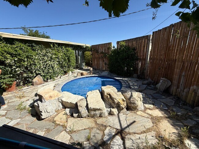 Building Photo - High Desert Retreat- 3 Bedrooms, 2 Bathroo...