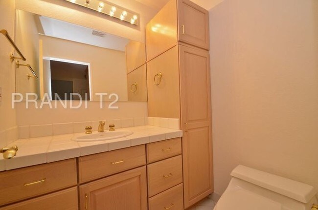 Building Photo - Bright and Spacious condo in Pacheco Valley