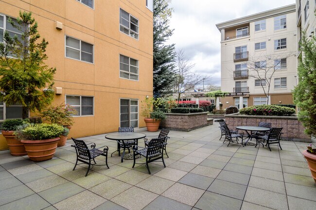 Building Photo - 118 107th Ave NE
