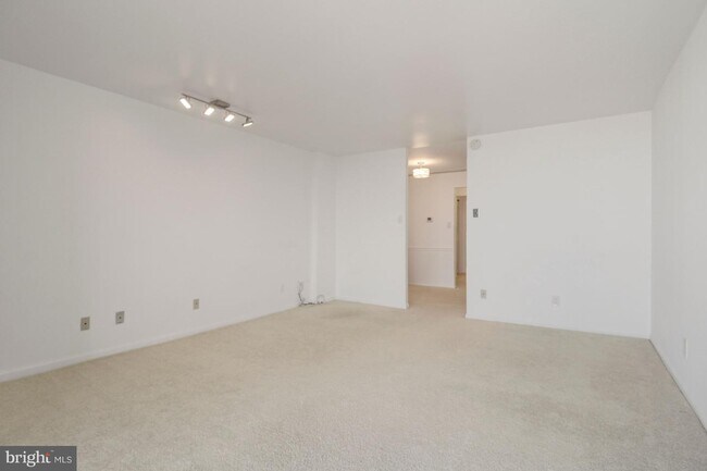 Building Photo - 4 Monroe St