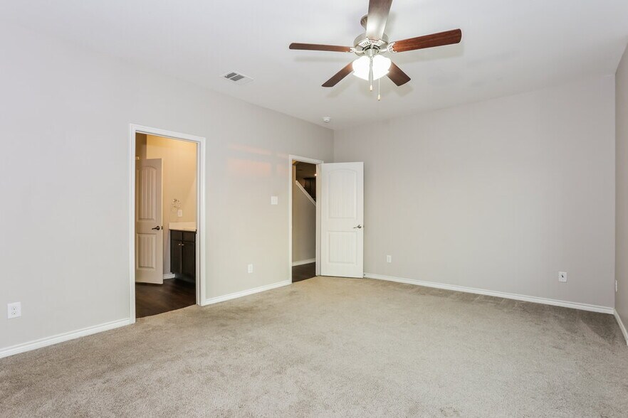 Building Photo - 3013 Colorado Dr