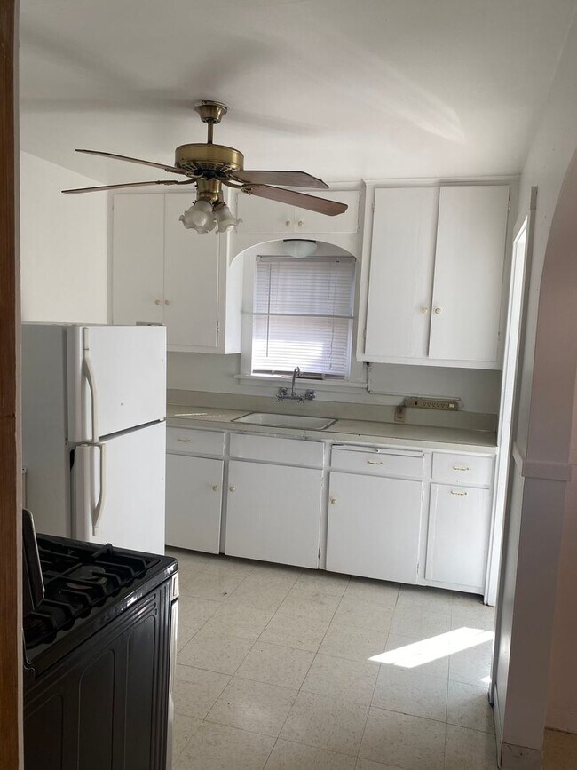 Building Photo - Charming 2bdrm 1 bath house with garage and fenced yard