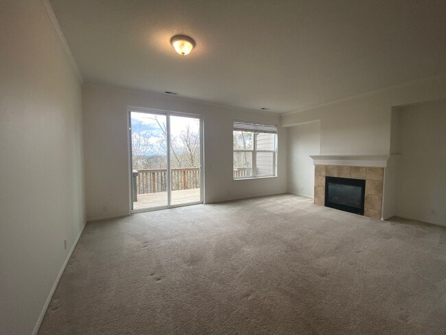 Building Photo - Beautifully Updated Townhouse with New Car...