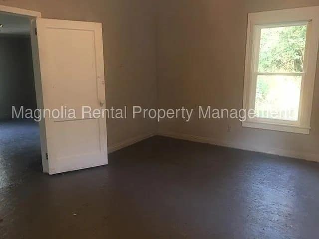 Building Photo - "Charming 2-Bedroom Gem in Greenville – Your Perfect Cozy Retreat!"