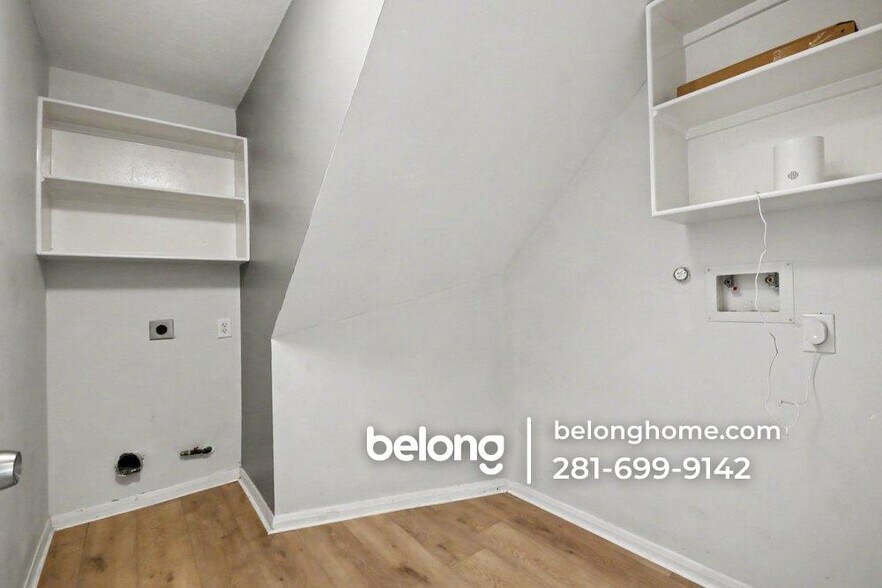 Building Photo - 2855 Everett Dr