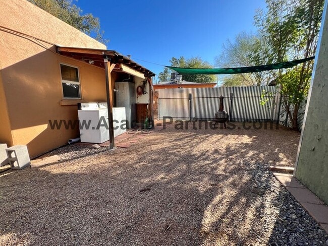 Building Photo - Centrally located Two Bedroom Home