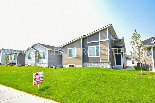 Building Photo - Modern Style Ranch, 3 bedroom 2.5 bath hom...