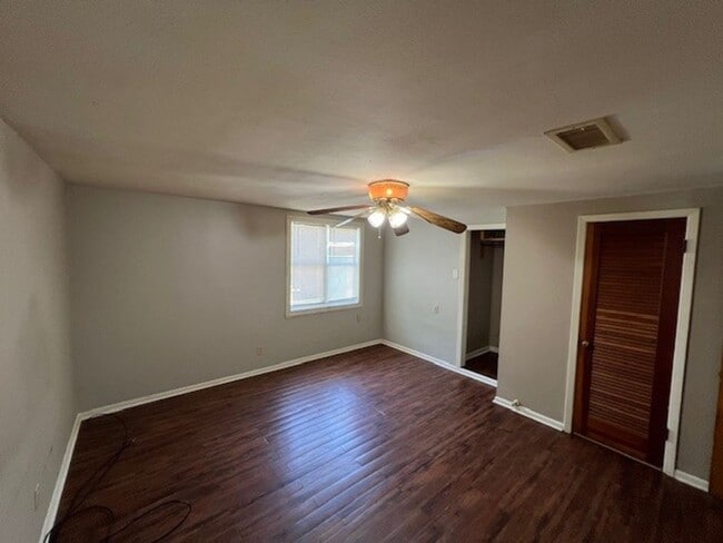 Building Photo - 3B/1.5B Home Available in Lake Charles
