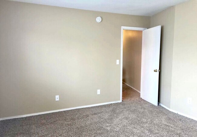 Building Photo - Spacious Top Floor One Bedroom w/ Open Flo...