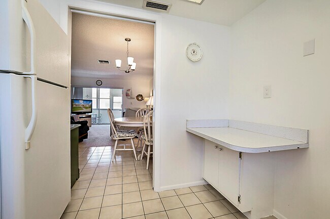 Building Photo - 2703 Dudley Dr W