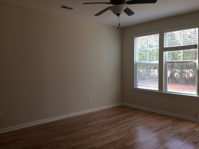 Building Photo - Beautiful townhome in International Club