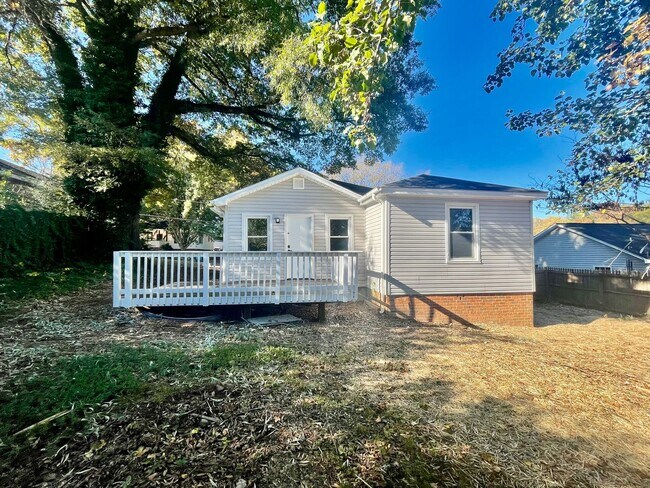 Building Photo - Welcome to this charming 3-bedroom, 1-bath...