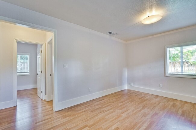 Building Photo - Private ADU with Fenced Yard, Indoor Laund...