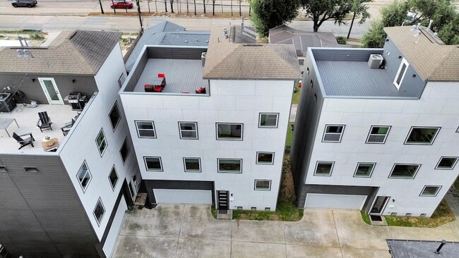 Building Photo - 1628 W 24th St