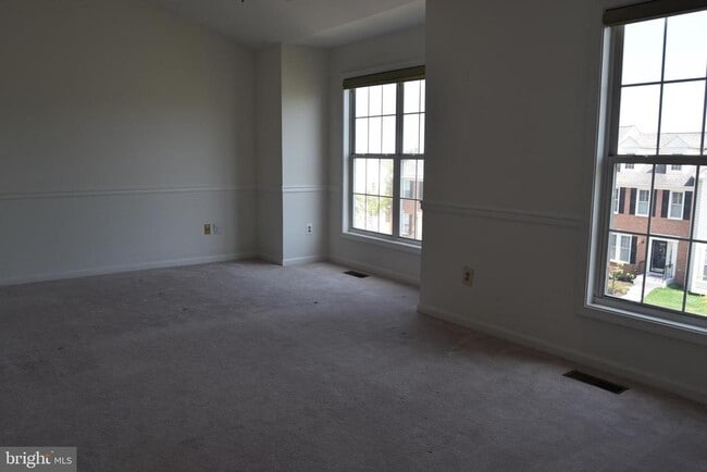 Building Photo - 44037 Kings Arms Square