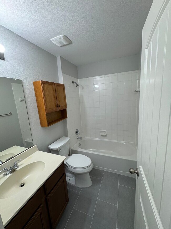 Building Photo - Beautiful Spacious 4 Bedroom Home