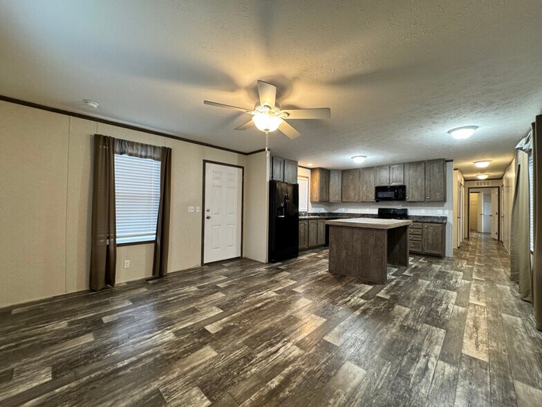 Building Photo - 16152 Notre Dame St